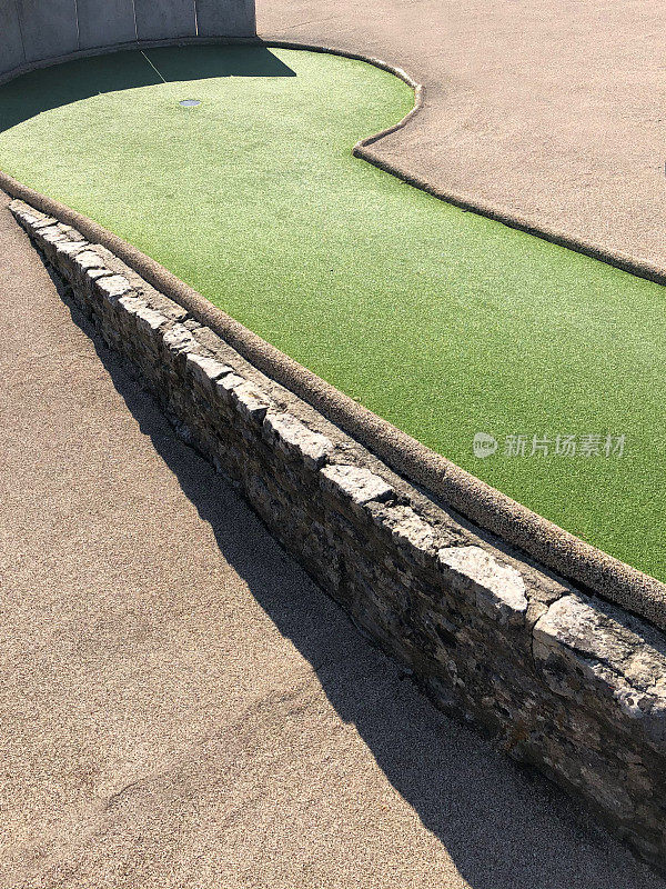 图像的斜坡和微型疯狂高尔夫球场/迷你高尔夫推杆果岭